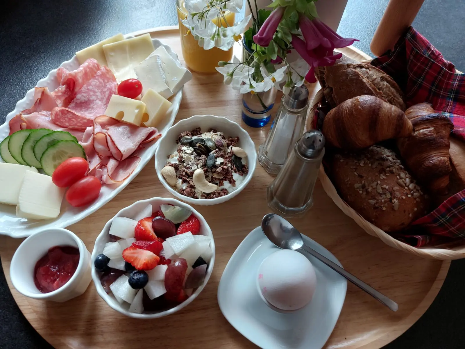 Reich gedeckter Frühstückstisch im Tannenhof