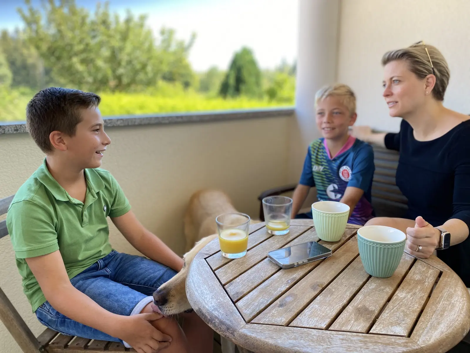 Frühstück mit Gästen auf der Terrasse des Tannenhofs