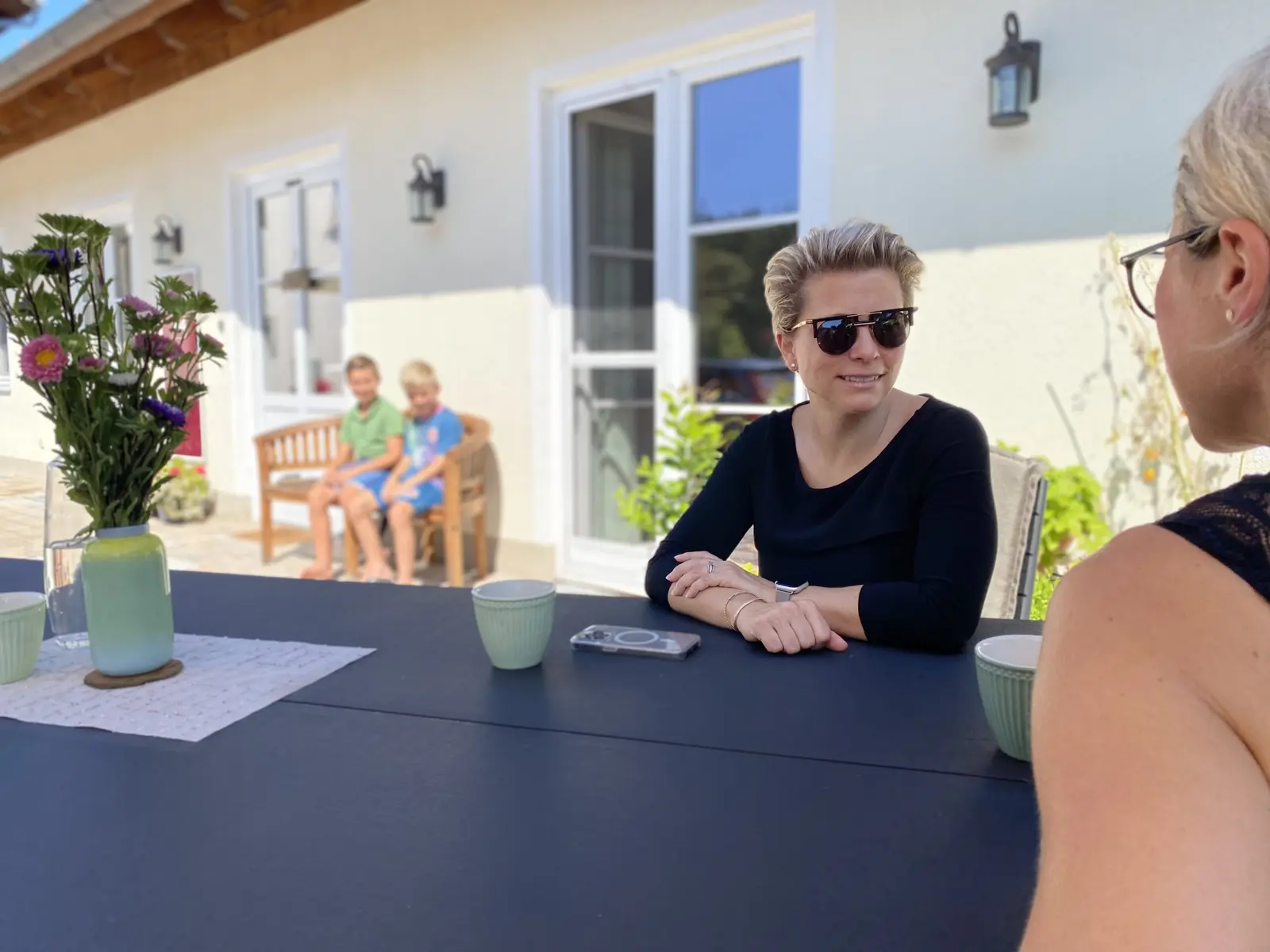 Sonnenterrasse mit Blick in die Natur