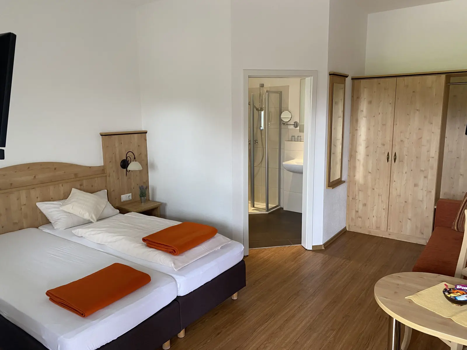 Helles Doppelzimmer in der Pension Tannenhof