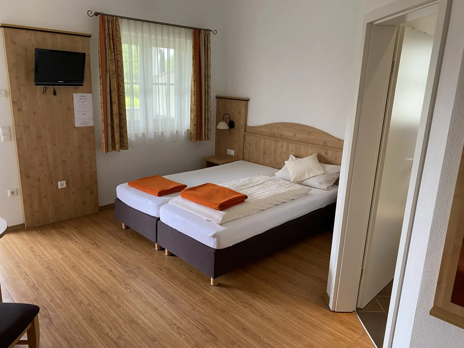Helles Gästezimmer der Pension Tannenhof